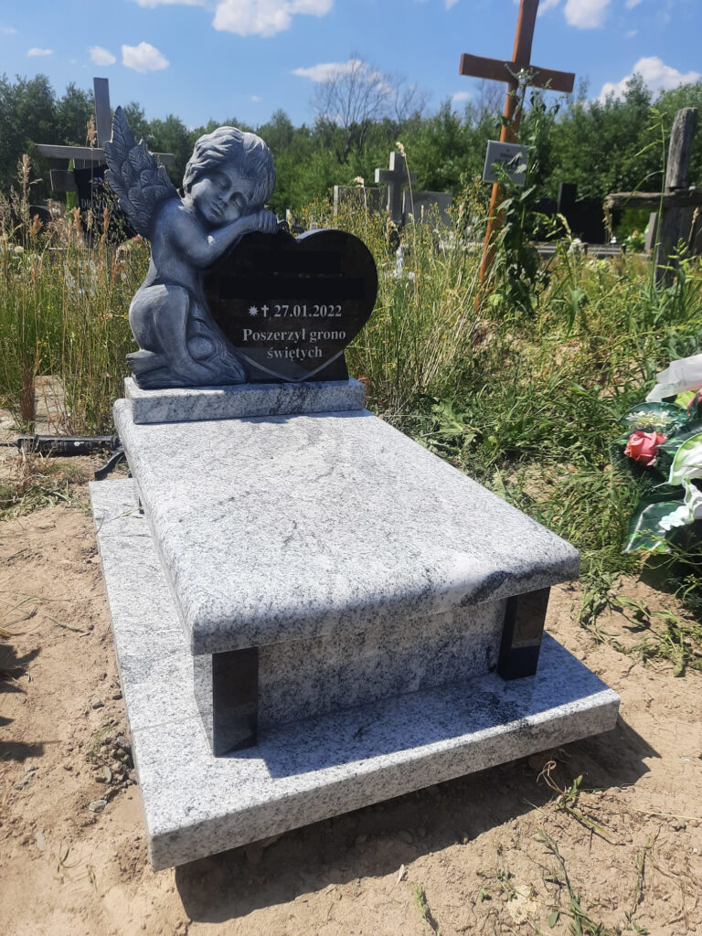 Read more about the article Tomaszów Lubelski – mały nagrobek