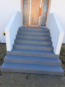 Read more about the article Schody zewnętrzne przy nowoczesnym domu