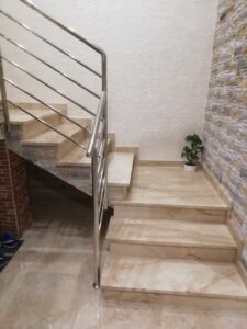 Read more about the article Chyże- schody zewnętrzne z marmuru