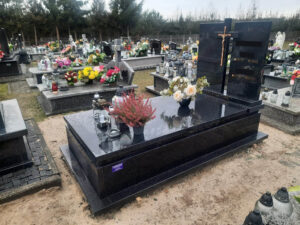 Read more about the article Łukawica – ciemny, elegancki nagrobek