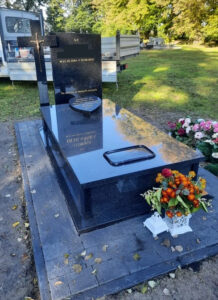 Read more about the article Dyniska – prosty granitowy nagrobek