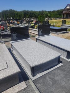 Read more about the article Dwa nagrobki w Lubyczy Królewskiej