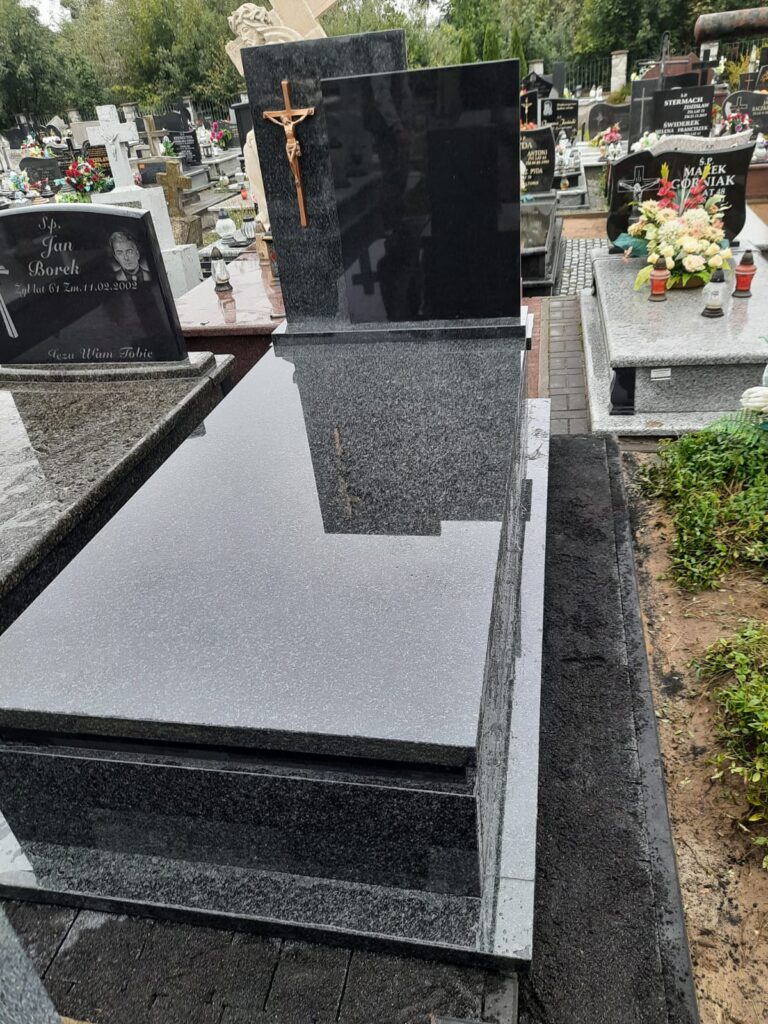 Read more about the article Nagrobek w Tomaszowie Lubelskim