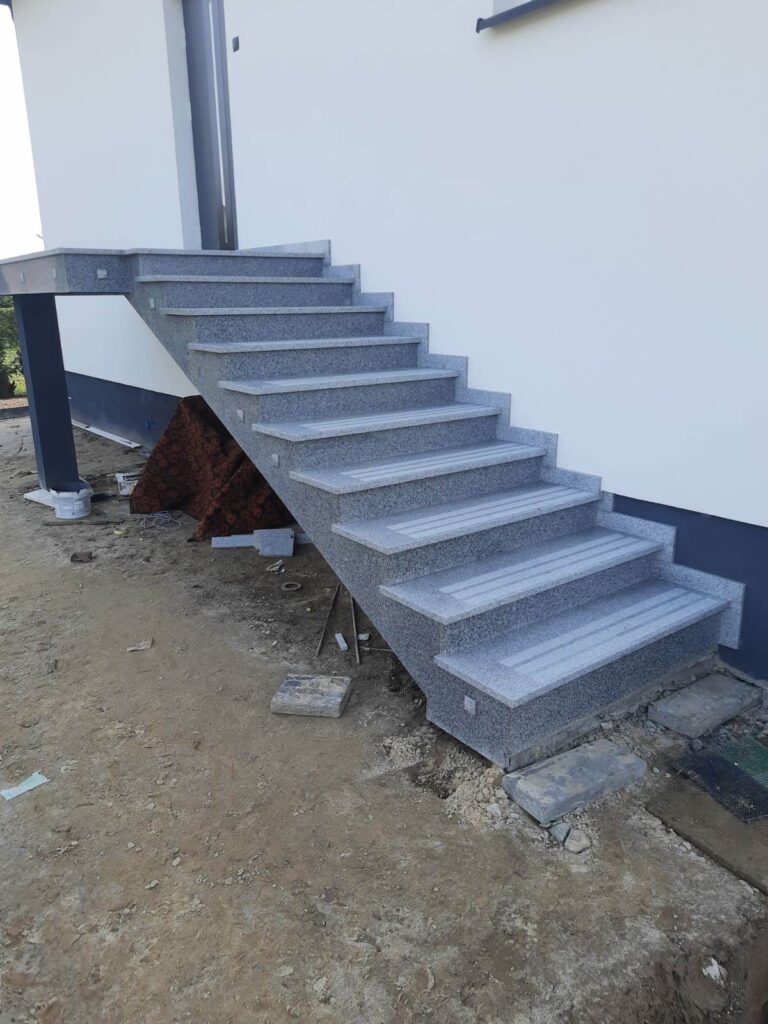 Read more about the article Granitowe schody zewnętrzne w Tomaszowie Lubelskim