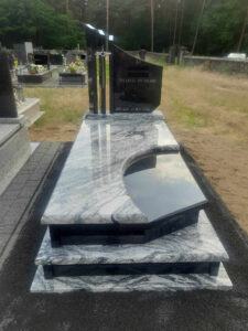 Read more about the article Nagrobek w Hucie Różanieckiej