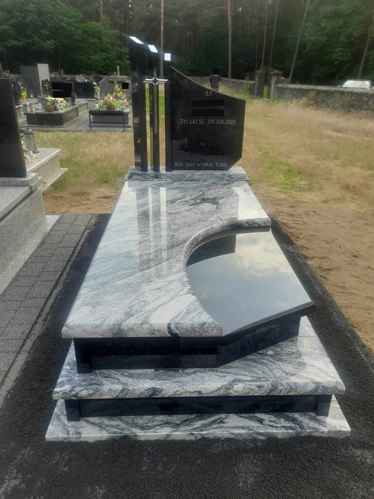 Read more about the article Nagrobek w Hucie Różanieckiej