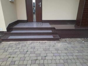 Read more about the article Taras i schody wejściowe w Lubyczy Królewskiej