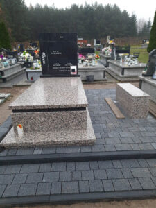 Read more about the article Nagrobek z kamienną ławką w Bełżcu