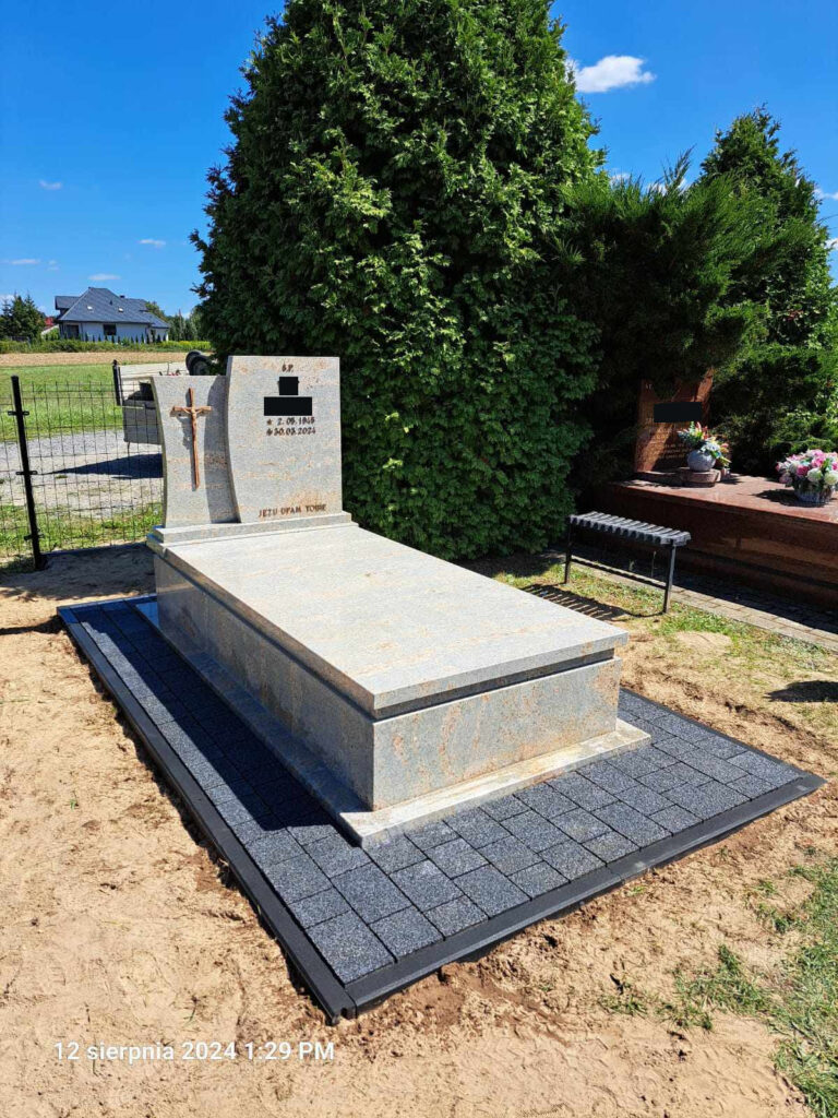 Read more about the article Pomnik z eleganckiego kamienia