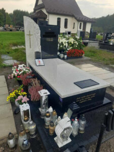 Read more about the article Kontrastowy nagrobek w Lubyczy