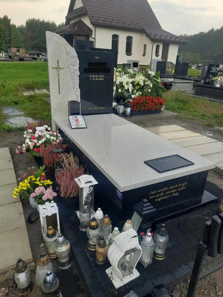 Read more about the article Kontrastowy nagrobek w Lubyczy