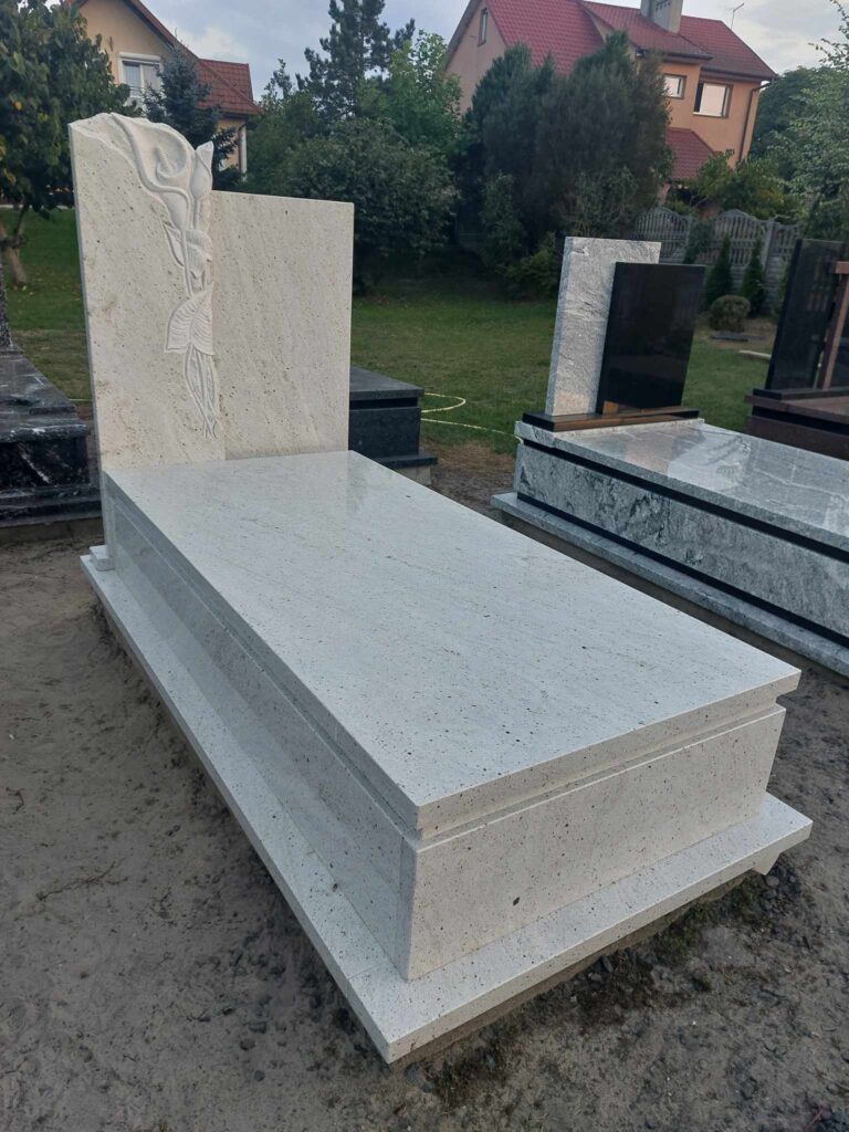 Read more about the article Jasny nagrobek z rzeźbą