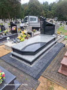 Read more about the article Nagrobek schodkowy