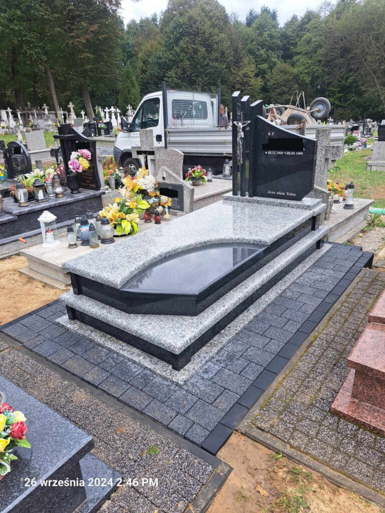 Read more about the article Nagrobek schodkowy