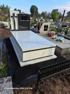 Read more about the article Prosty nowoczesny pomnik