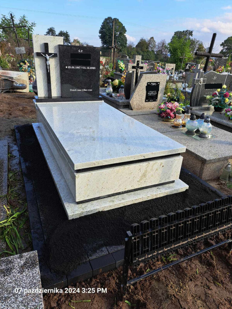 Read more about the article Prosty nowoczesny pomnik