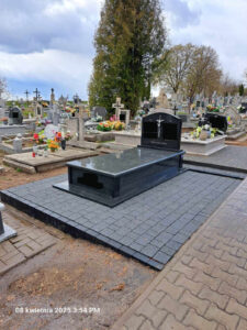 Read more about the article Nagrobek o klasycznej formie