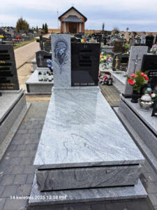 Read more about the article Nagrobek z rzeźbą