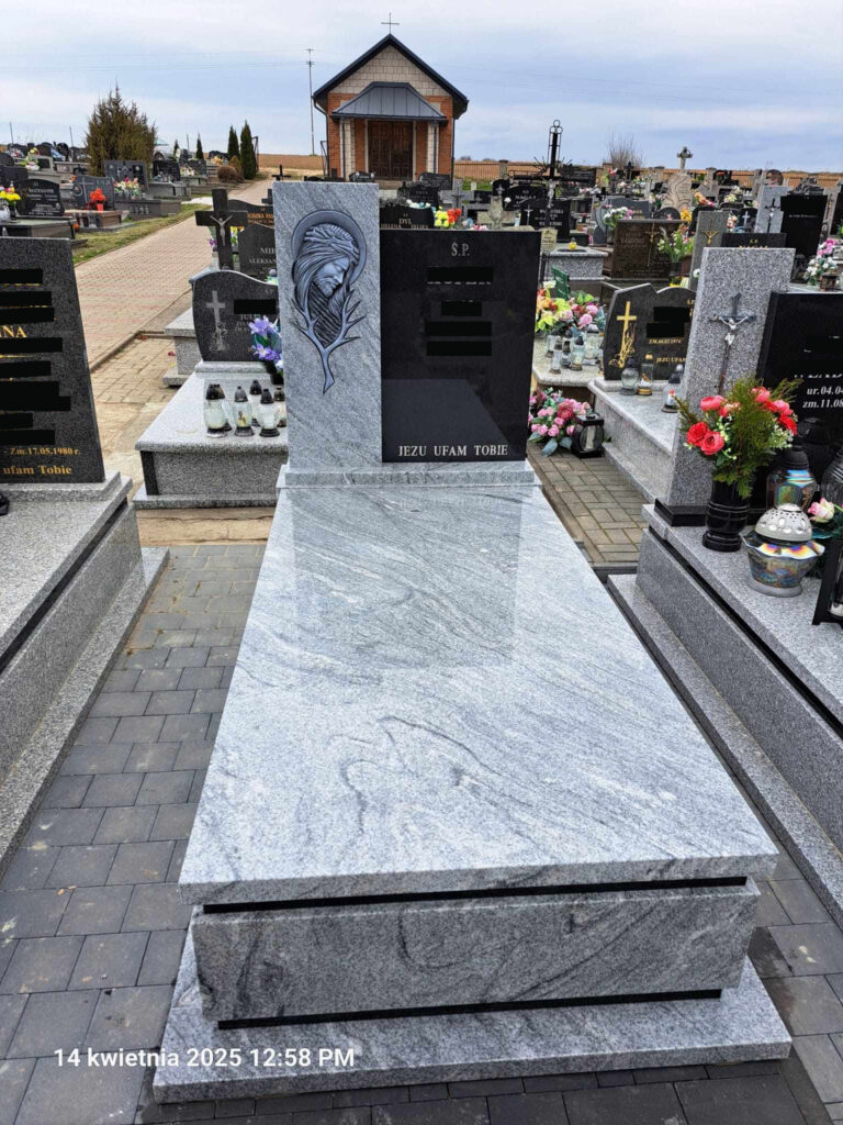 Read more about the article Nagrobek z rzeźbą