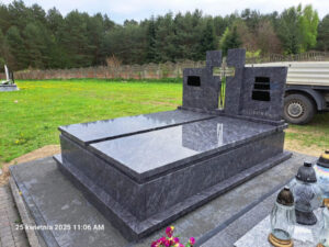 Read more about the article Grobowiec w niebieskim odcieniu granitu