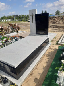 Read more about the article Nagrobek dwukolorowy