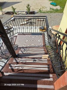 Read more about the article Schody zewnętrzne z czerwonego granitu