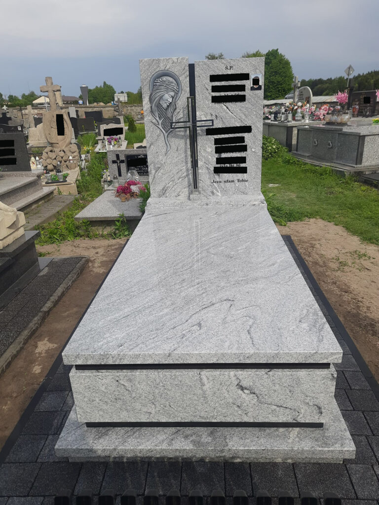 Read more about the article Jasny pomnik z rzeźbą