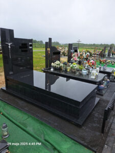 Read more about the article Nagrobek z ciemnego kamienia