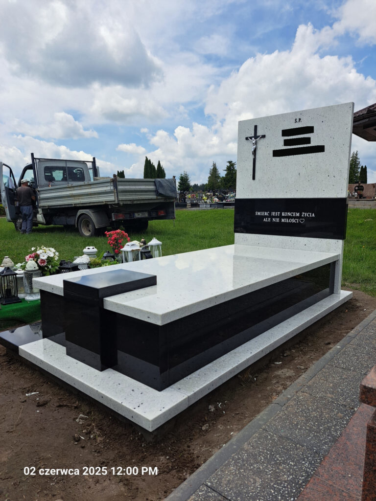 Read more about the article Nowoczesny nagrobek w Lubyczy Królewskiej