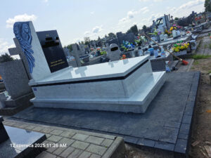 Read more about the article Nagrobek z rzeźbą