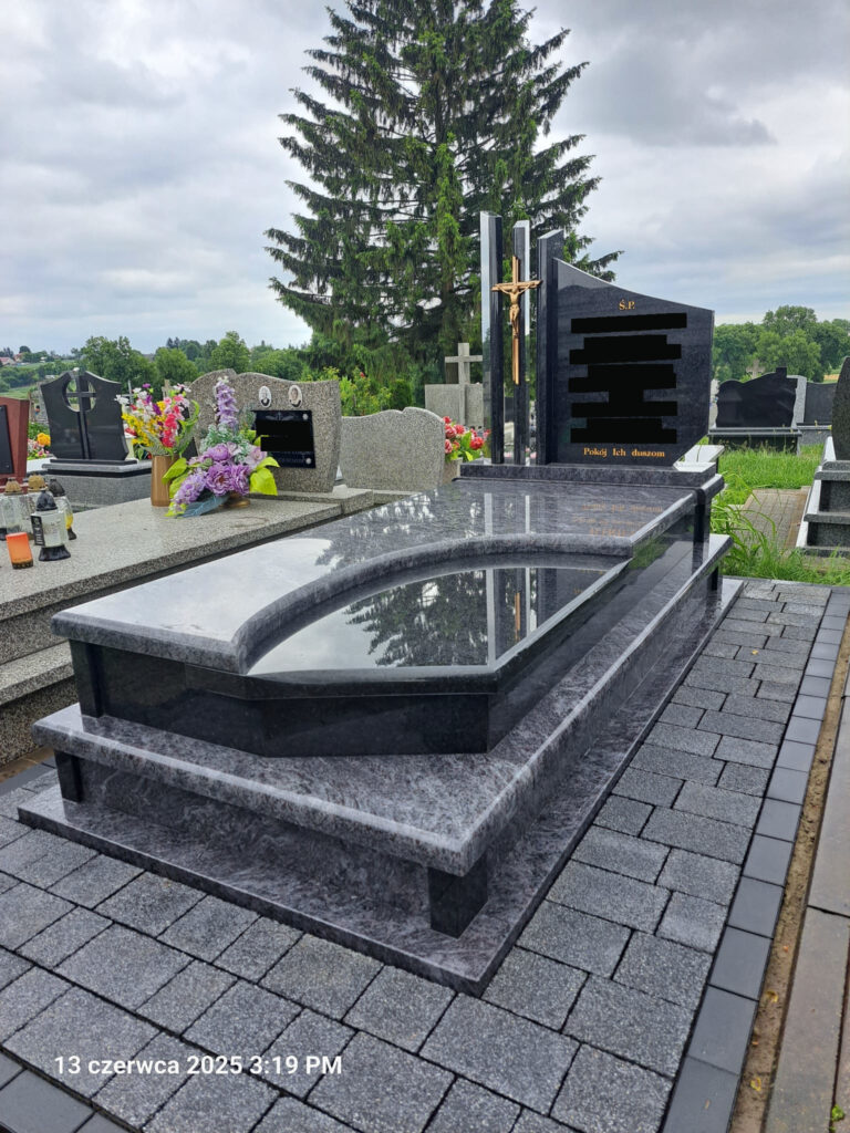 Read more about the article Nagrobek z ,,szablami”