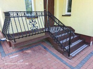 Read more about the article Schody zewnętrzne z czerwonego kamienia