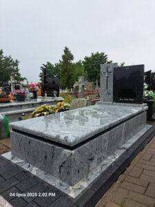 Read more about the article Klasyczny nagrobek