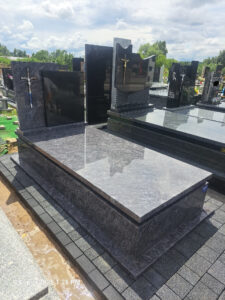 Read more about the article Pomnik z kamienia o fioletowym odcieniu