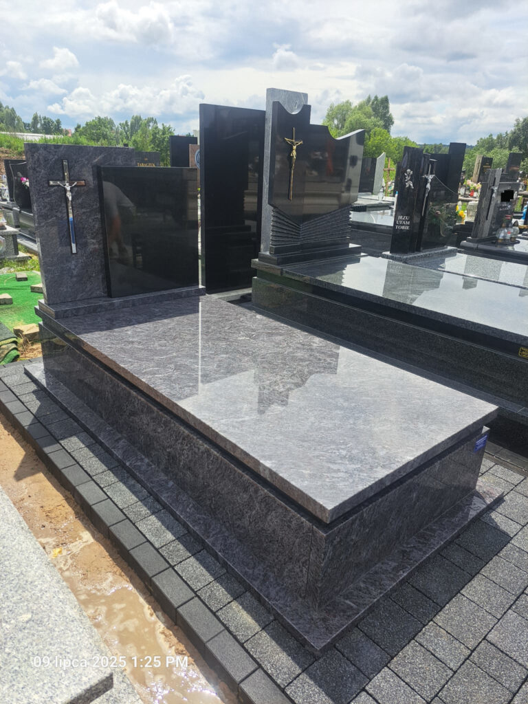 Read more about the article Pomnik z kamienia o fioletowym odcieniu