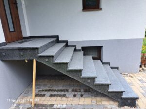 Read more about the article Schody zewnętrzne z jasnego granitu