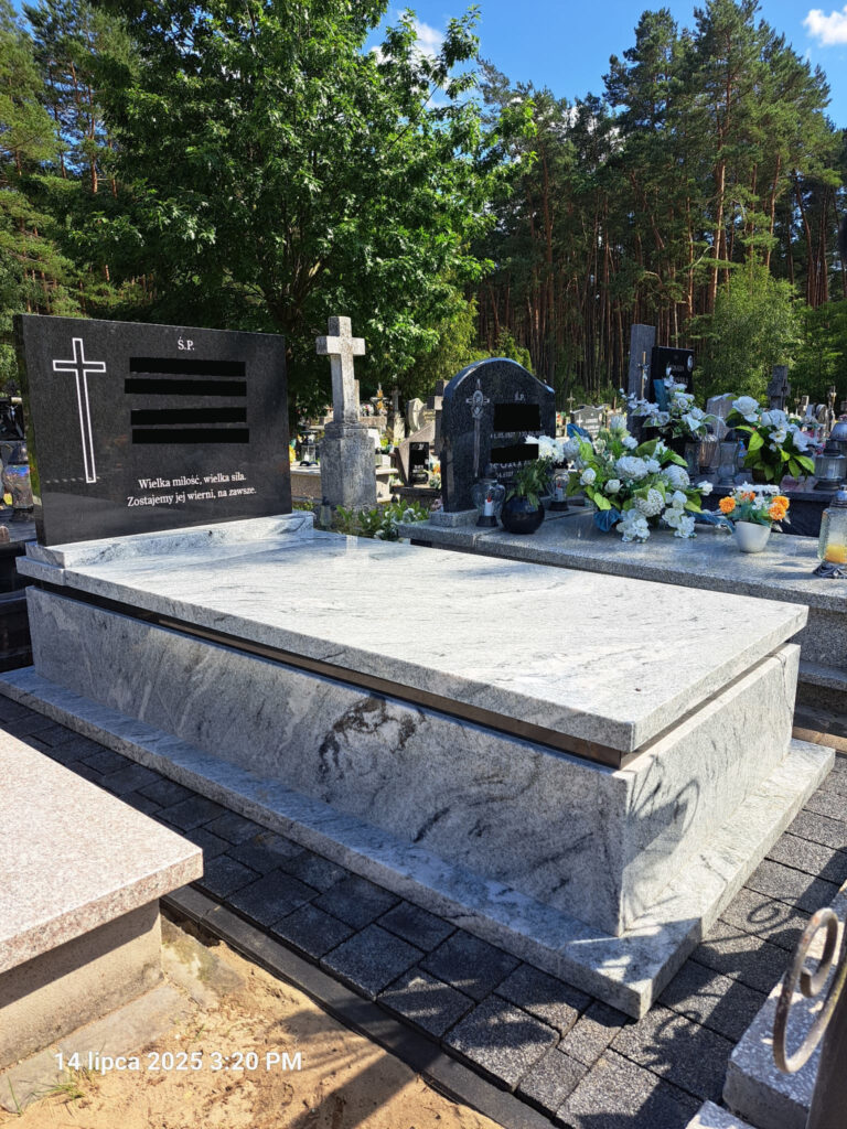 Read more about the article Prosty granitowy pomnik