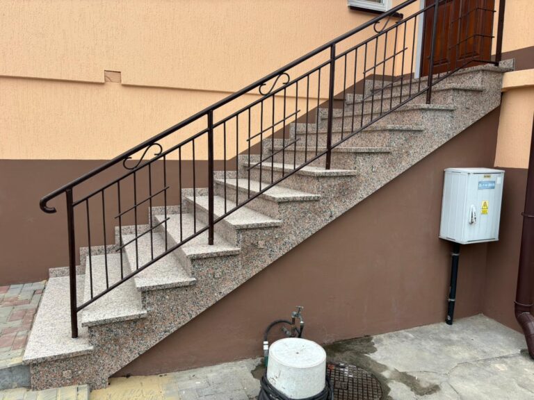 Read more about the article Schody zewnętrzne z jasnego granitu