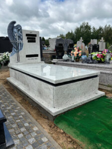 Read more about the article Jasny nagrobek z rzeźbą anioła