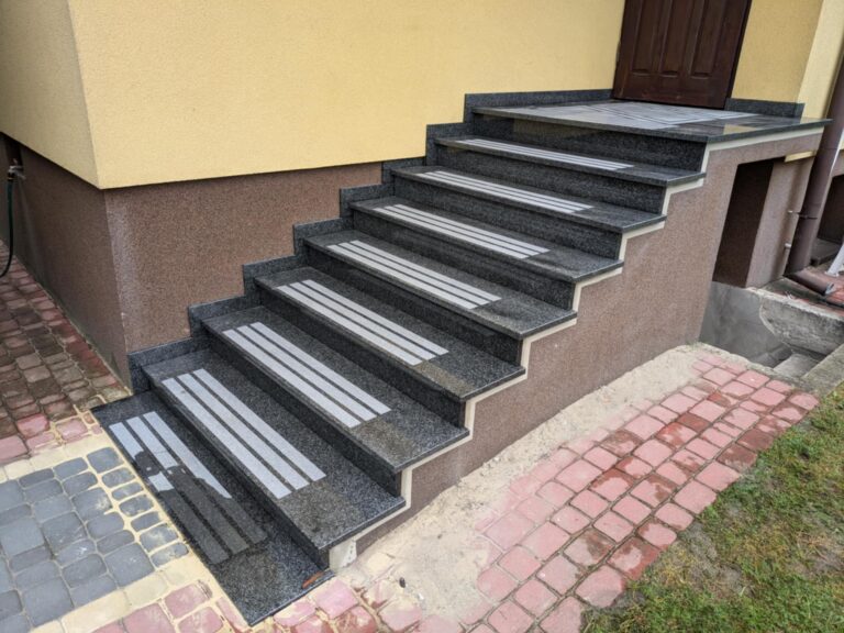 Read more about the article Schody zewnętrzne z ciemnego kamienia