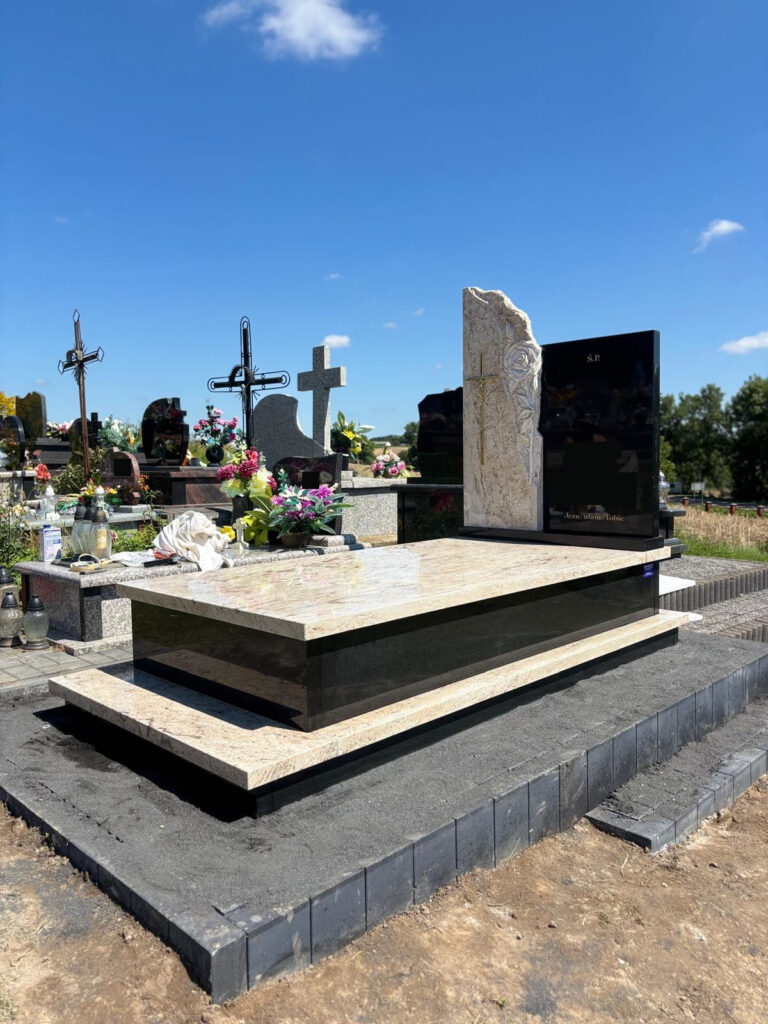 Read more about the article Pomnik z rzeźbą z motywem roślinnym