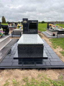 Read more about the article Prosty, nowoczesny nagrobek