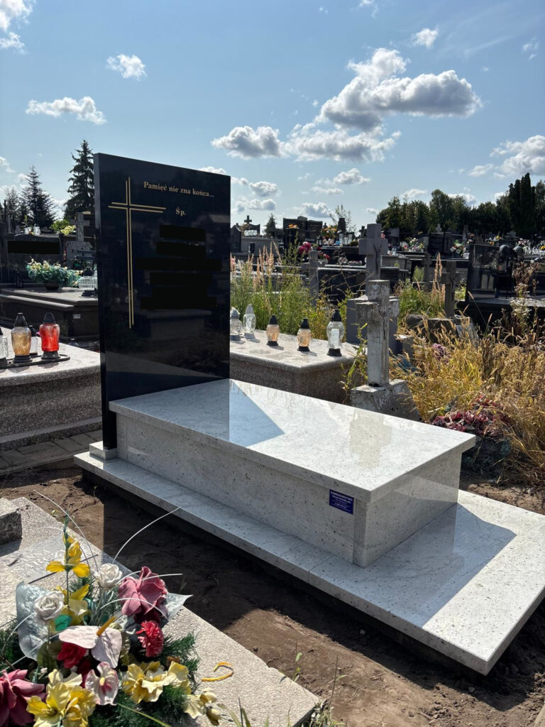 Read more about the article Nagrobek na urny w Tomaszowie Lubelskim