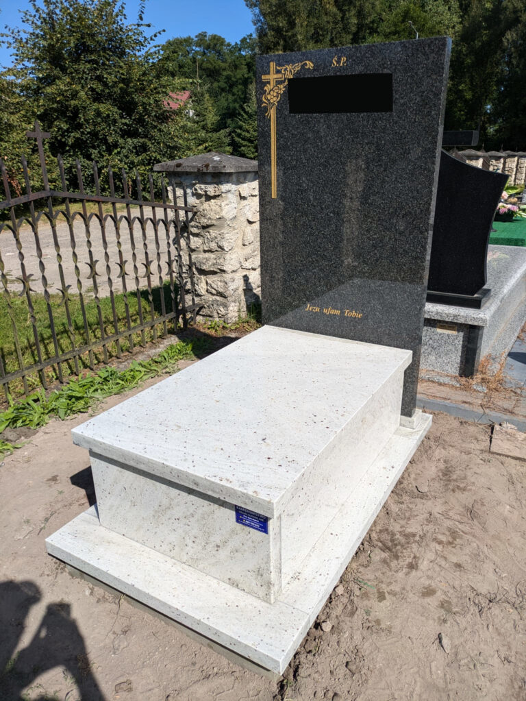 Read more about the article Mały nagrobek na urny w Narolu