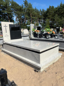 Read more about the article Nagrobek w Rudzie Różanieckiej