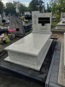 Read more about the article Kolejny nagrobek w Narolu