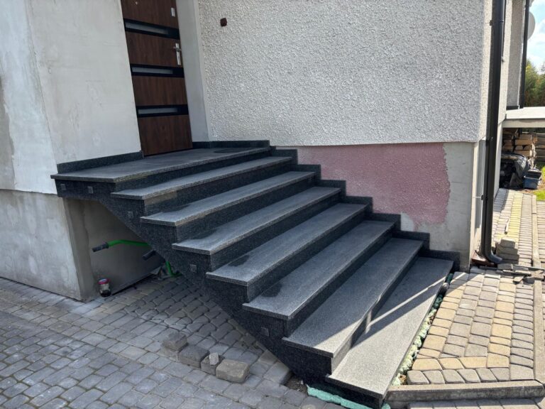 Read more about the article Schody zewnętrzne i taras z ciemnego granitu