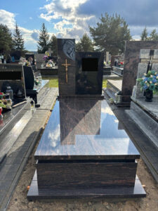 Read more about the article Nagrobek z płaskorzeźbą