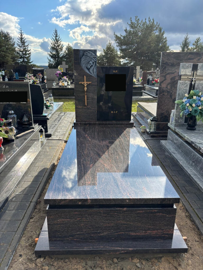 Read more about the article Nagrobek z płaskorzeźbą