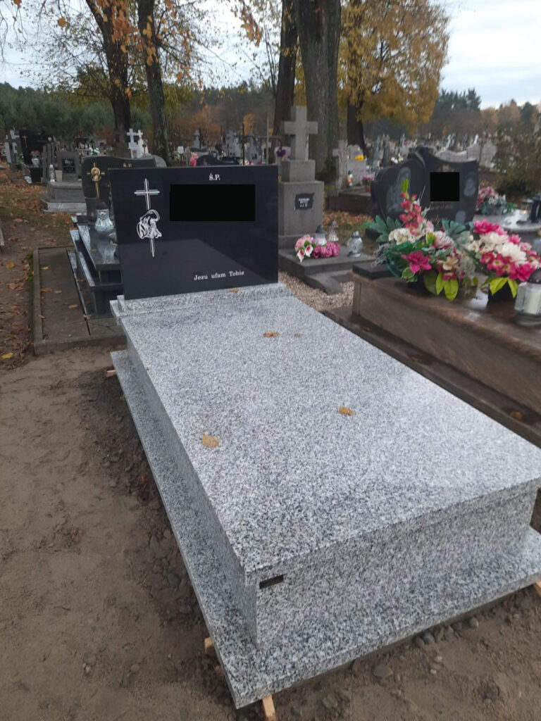 Read more about the article Nagrobek w Płazowie, gmina Narol